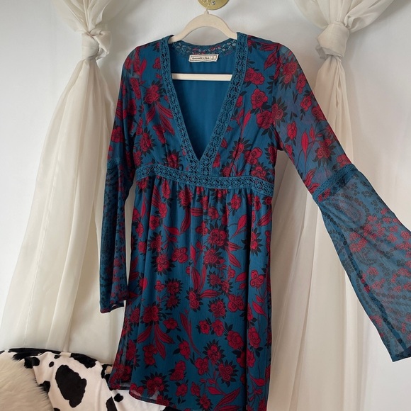 Abercrombie & Fitch Dresses & Skirts - Abercrombie & Fitch Floral Flare sleeve V-neck Dress | SIZE SMALL
